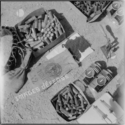 Récupération d'armes et de matériel à la frontière algéro-tunisienne.