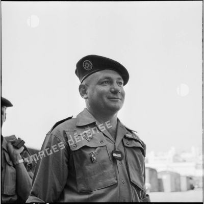 Alger. Portrait d'un parachutiste du 14e régiment de chasseurs parachutistes (RCP), prêt à embarquer pour Marseille.