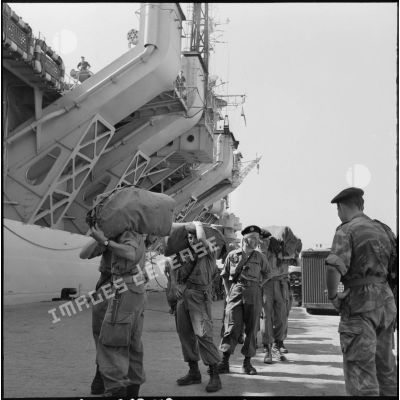 Alger. Des parachutistes embarquent à bord du porte-avions La Fayette.