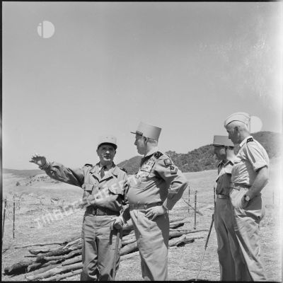 El Hamri, les généraux Salan et Redon devant les barbelés de la frontière algéro-tunisienne.