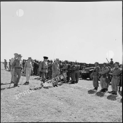 Le général Salan passe les troupes en revue à Sedrata.
