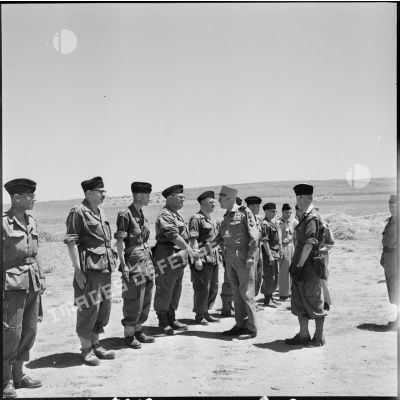 Souk-Ahras. Le colonel Ducorail, commandant le secteur, présente les officiers de son état-major au général Salan.