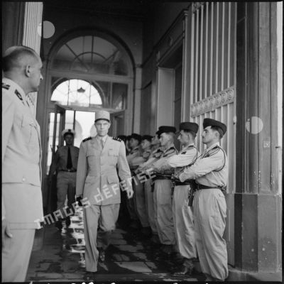 Le général Paul Ely en visite à Alger.