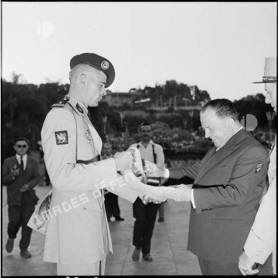 Alger. Cérémonie de nomination au grade de caporal d'honneur de l'infanterie coloniale du ministre résident Robert Lacoste.