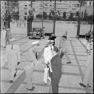 Alger. Les autorités civiles et militaires après la cérémonie de nomination au grade de caporal d'honneur de l'infanterie coloniale du ministre résident Robert Lacoste.