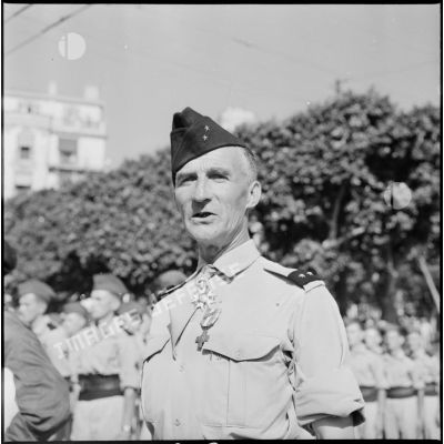 Cérémonie du 14 juillet à Alger. Remise de décoration au général Huet.