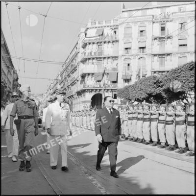 Cérémonie du 14 juillet à Alger. Robert Lacoste passe les troupes en revue en présence d'autorités militaires.