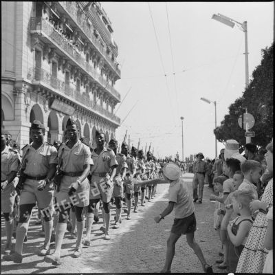 Cérémonie du 14 juillet à Alger. Défilé du 13e régiment de tirailleurs sénégalais ( RTS).