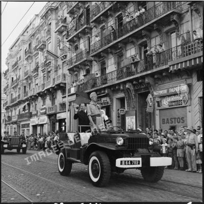 Cérémonie du 14 juillet à Alger. Robert Lacoste salue la foule présente dans les rues d'Alger.