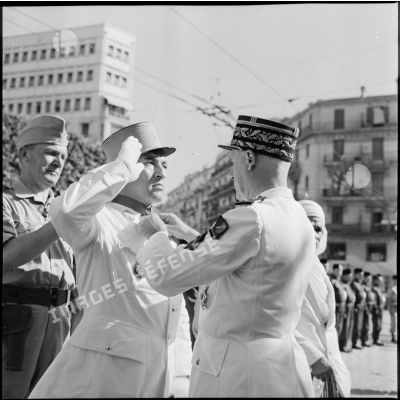 Cérémonie du 14 juillet à Alger. Remise de décoration par le général d'armée Raoul Salan.