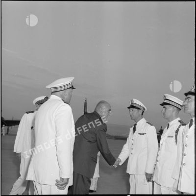 Arrivée à Alger du secrétaire d'Etat à la Marine, Franck Arnal.