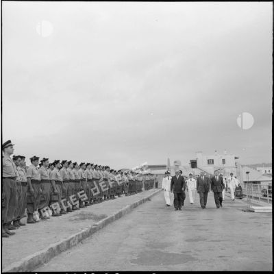 Alger. Revue des troupes par le secrétaire d'Etat à la Marine, Franck Arnal.