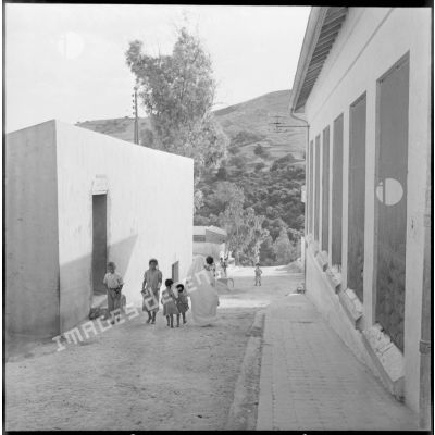 Région d'Oran. Enfants dans une ruelle du village de Mazouna.