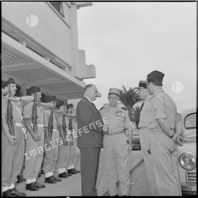 Le général Salan en visite d'inspection à Alger.
