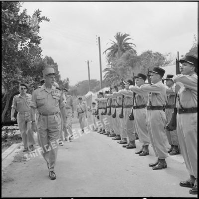 Tournée d'inspection du général Salan dans la région d'Alger.