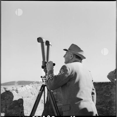 Le ministre André Morice observe la frontière algéro-tunisienne à la binoculaire.