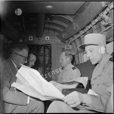 André Morice et le général Paul Ely à bord d'un hélicoptère.