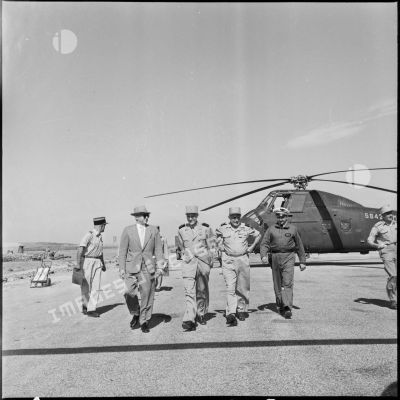 André Morice accompagné de plusieurs généraux arrive sur un aéroport.