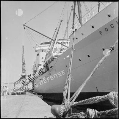 Le cargo Foch dans le port d'Alger.