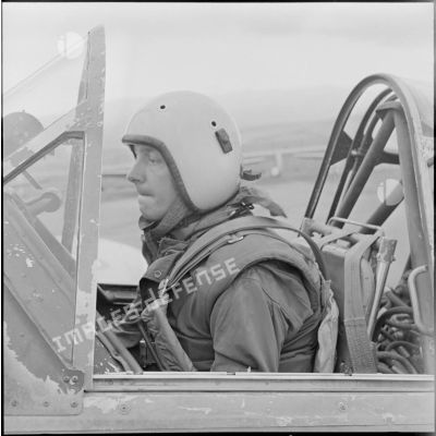 Un lieutenant, pilote, à bord de son avion North American T.6.