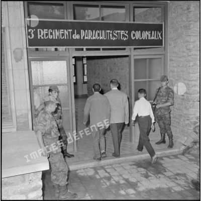 Arrivée de 3 chefs politiques du front de libération nationale (FLN) de la zone d'Alger au poste de commandement (PC) du 3ème régiment de parachutistes coloniaux (RPC).