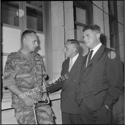 Le colonel Marcel Bigeard et Michel Gorlin assistant à l'interview des 3 chefs politiques du front de libération nationale (FLN).