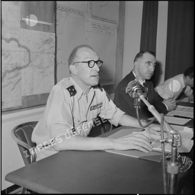 Le Général Jacques Allard, commandant le corps d'armée d'Alger, expose la situation.