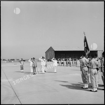 Le général d'Armée Raoul Salan, commandant supérieur interarmes, le général Edmond Jouhaud, commandant la 5ème région aérienne et le colonel Ducourneau, chef du cabinet militaire du ministre de l'Algérie saluant le drapeau du GT 1/62.