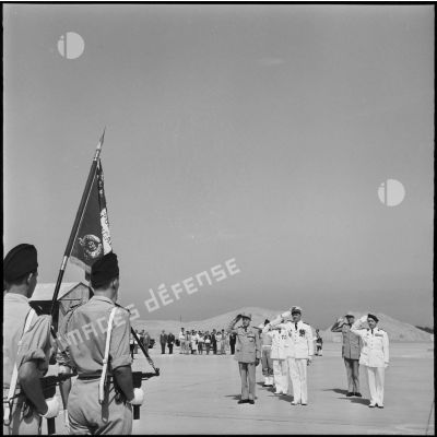 Le général d'Armée Raoul Salan, commandant supérieur interarmes, le général Edmond Jouhaud, commandant la 5ème région aérienne et le colonel Ducourneau, chef du cabinet militaire du ministre de l'Algérie saluant le drapeau du GT 1/62.