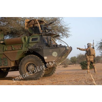 Un soldat débarqué de son VAB donne des ordres pour un ratissage dans la région de Fadar-Fadar, au Burkina Faso.