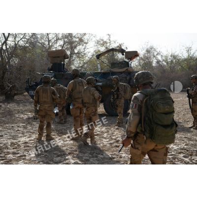 Des soldats débarqués d'un VAB se préparent pourle ratissage d'un ouadi dans la région de Fadar-Fadar, au Burkina Faso.