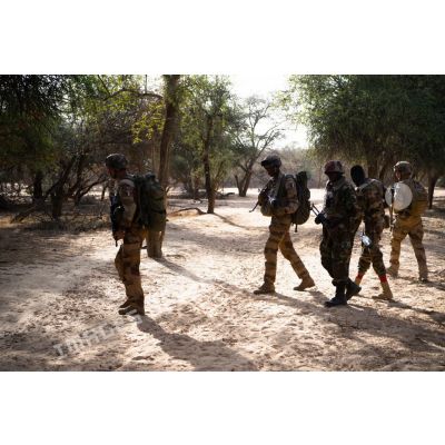 Des soldats français et nigériens ratissent un ouadi dans la région de Fadar-Fadar, au Burkina Faso.