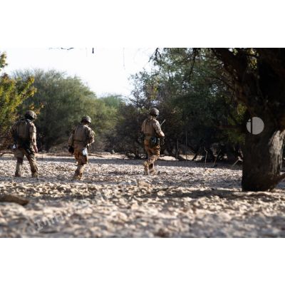 Des soldats ratissent un ouadi dans la région de Fadar-Fadar, au Burkina Faso.