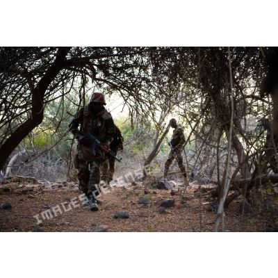 Des soldats nigériens ratissent un ouadi dans la région de Fadar-Fadar, au Burkina Faso.