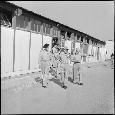 Visite du général Raoul Salan au centre de repos du 15ème bataillon de chasseurs alpins (BCA) à Tigzirt.