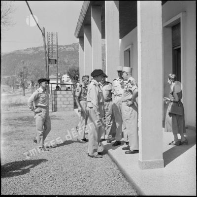 Madame Lucienne Salan et les généraux Raoul Salan, Jacques Allard et Lacomme à la sortie de l'hôpital de Tizi Ouzou.