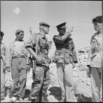 Le lieutenant rebelle Amri Amar montre à un légionnaire la direction où s'est enfui le 2ème tronçon de leur bande avec le fusil-mitrailleur (FM).