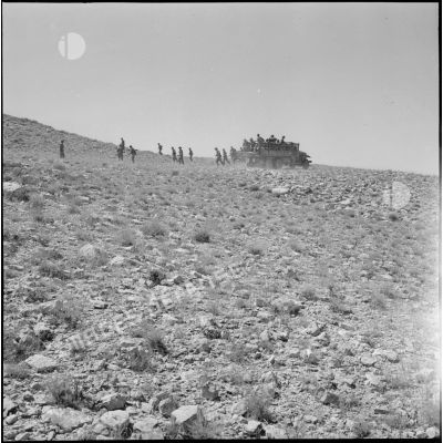 Le 2ème tronçon de la bande rebelle est repéré par l'alouette, le 2/44ème régiment d'infanterie (RI) arrivent sur les lieux, prennent d'assaut le piton et commencent l'encerclement des 12 rebelles retranchés dans les ruines d'une mechta.