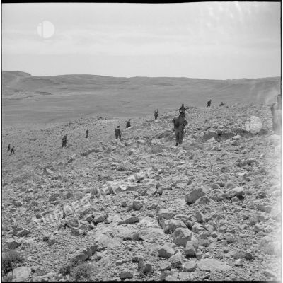 Le 2ème tronçon de la bande rebelle est repéré par l'alouette, le 2/44ème régiment d'infanterie (RI) arrivent sur les lieux, prennent d'assaut le piton et commencent l'encerclement des 12 rebelles retranchés dans les ruines d'une mechta.