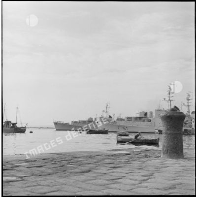 Les escorteurs de l'escadre commandé par monsieur le vice-amiral Jozan au mouillage dans le port d'Alger.