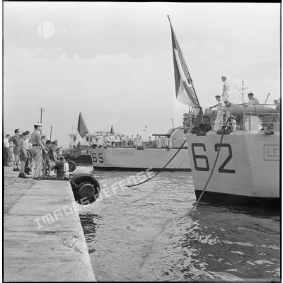 Accostage de l'escorteur "Le Brestois" dans le port d'Alger.