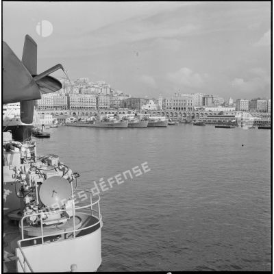 Les escorteurs à quai dans le port d'Alger vus du "La Fayette".