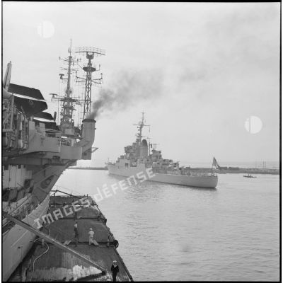 Le croiseur "De Grasse" accoste dans le port d'Alger.