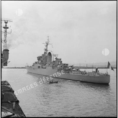Le croiseur "De Grasse" accoste dans le port d'Alger.