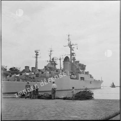 Le croiseur "De Grasse" dans le port d'Alger.