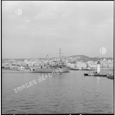 Le ravitailleur de sous-marins "Gustave Zede" entre au port d'Alger.