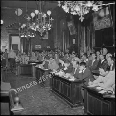 Vues de l'assistance composée de journalistes, d'officiers et de fonctionnaires pendant la conférence de presse de Maurice Papon et du général Robert Loth sur la situation dans le constantinois.