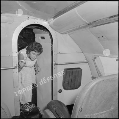 Personnalité civile accompagnant Max Lejeune, ministre du Sahara, dans l'avion ministériel qui les ramène à Tamanrasset.