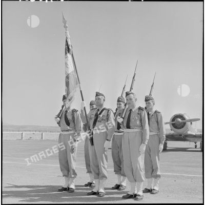 Le drapeau du groupe de bombardement (GB) 51 avec sa garde.