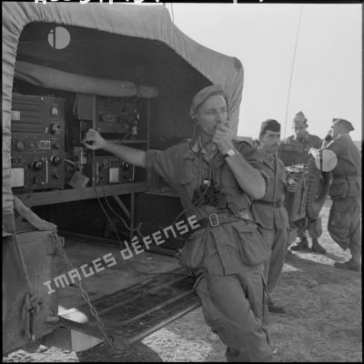 Au douar Keroulis, à 15 km Est de Gaston Doumergue, le commandant Branchard, d'une unité de Dragons, dirige les opérations aériennes par radio.